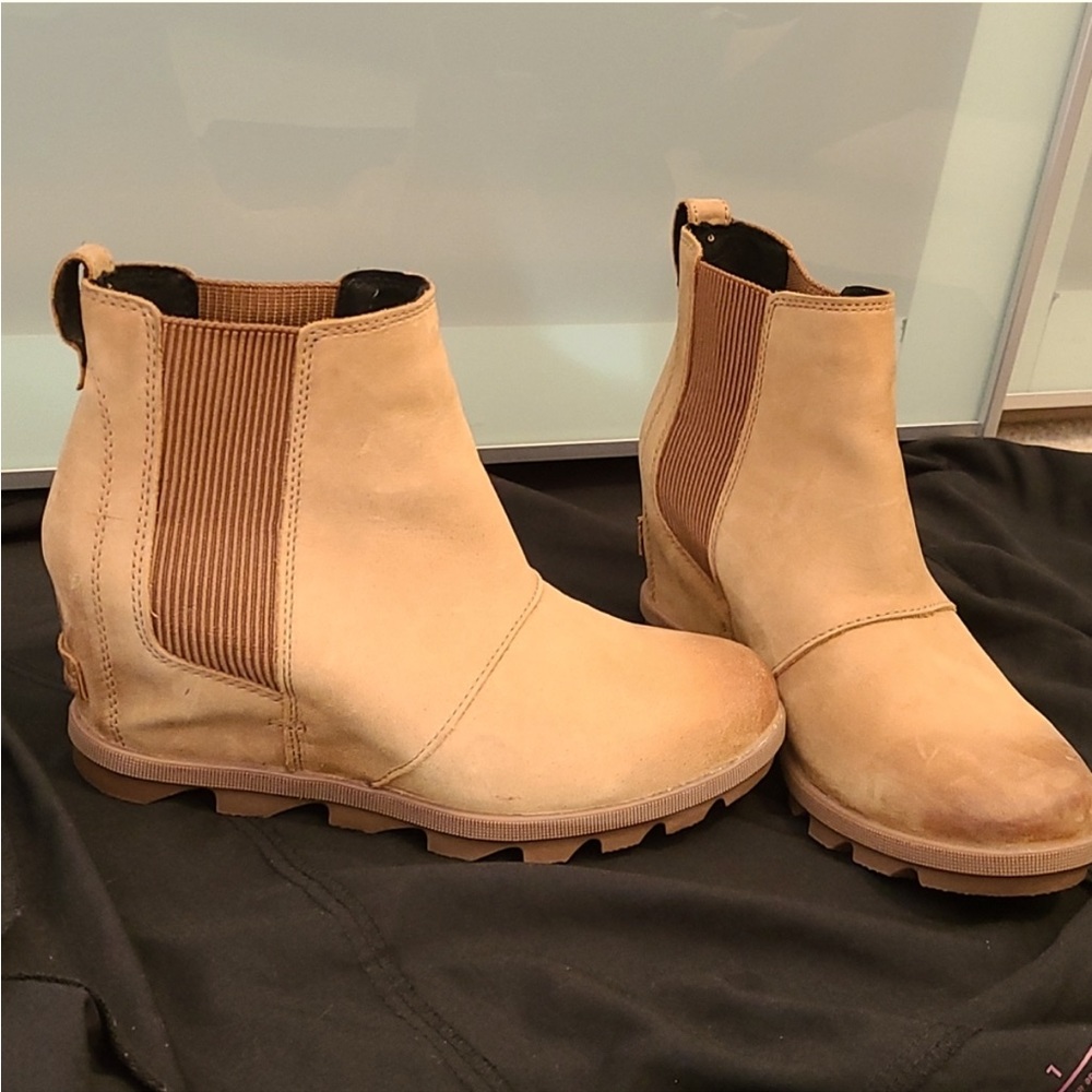 Sorel boots in beautiful, like new condition.